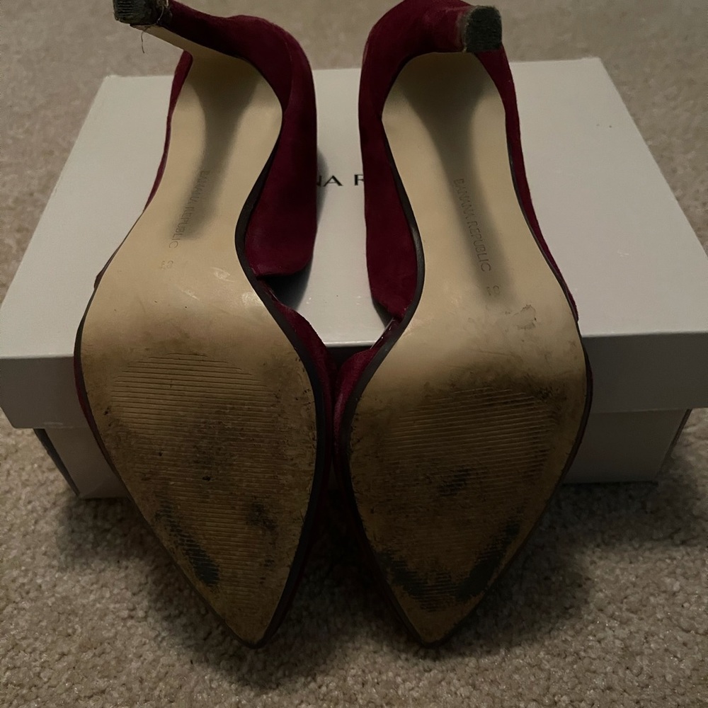 Maroon suede Pumps
